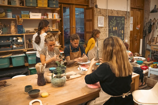 Grupo de alumnos trabajando en la mesa del taller